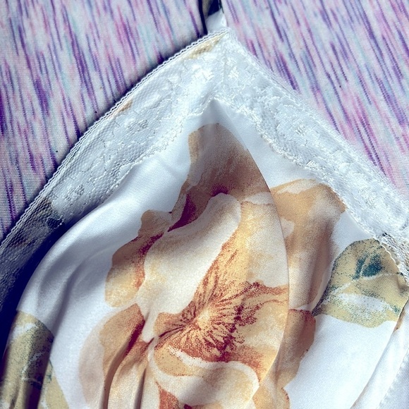 SMALL LACE FLOWER TIE KNOT CROP TOP - Picture 4 of 5